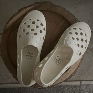 Crème vans slip-on. Comfortable and easy walking